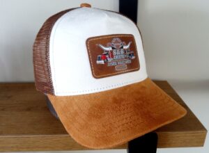 Casquette personnalisée SD-Création pour les événements S&S Crew à Montréal et St-Jérôme.

Photo de casquette sur mesure pour les participants des événements S&S Crew, Montréal / St-Jérôme.

Accessoire promotionnel personnalisé : casquette pour événements S&S Crew, création SD-Création.

Casquette personnalisée pour événements automobile S&S Crew à Montréal et St-Jérôme, réalisée par SD-Création.