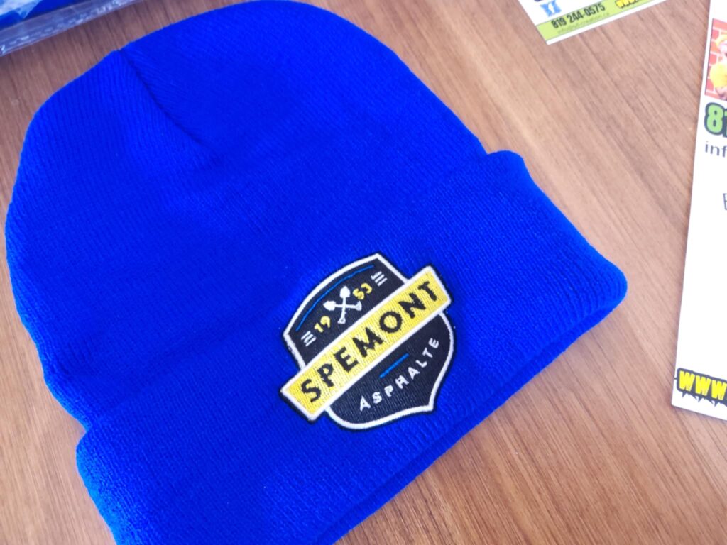 Tuque personnalisée et brodée pour Spemont Asphalte. 