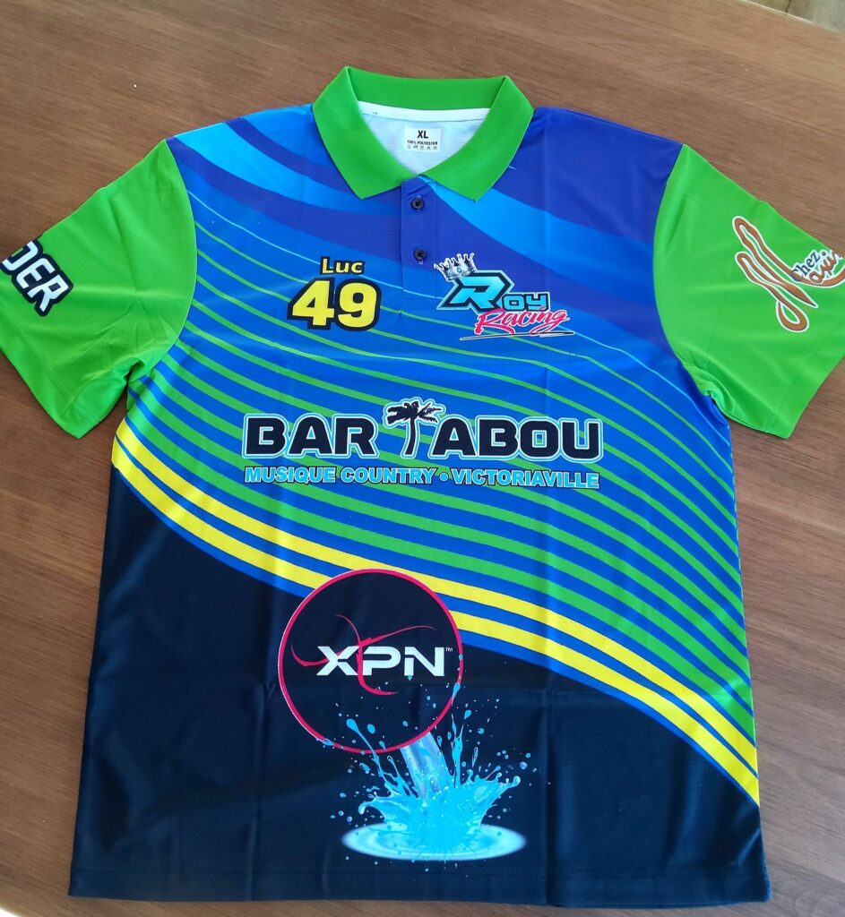 Impression personnalisation de polo, t-shirts, hoodies, vêtements et ensemble sportif. Fait par sublimation pour une qualité et un fini durable.