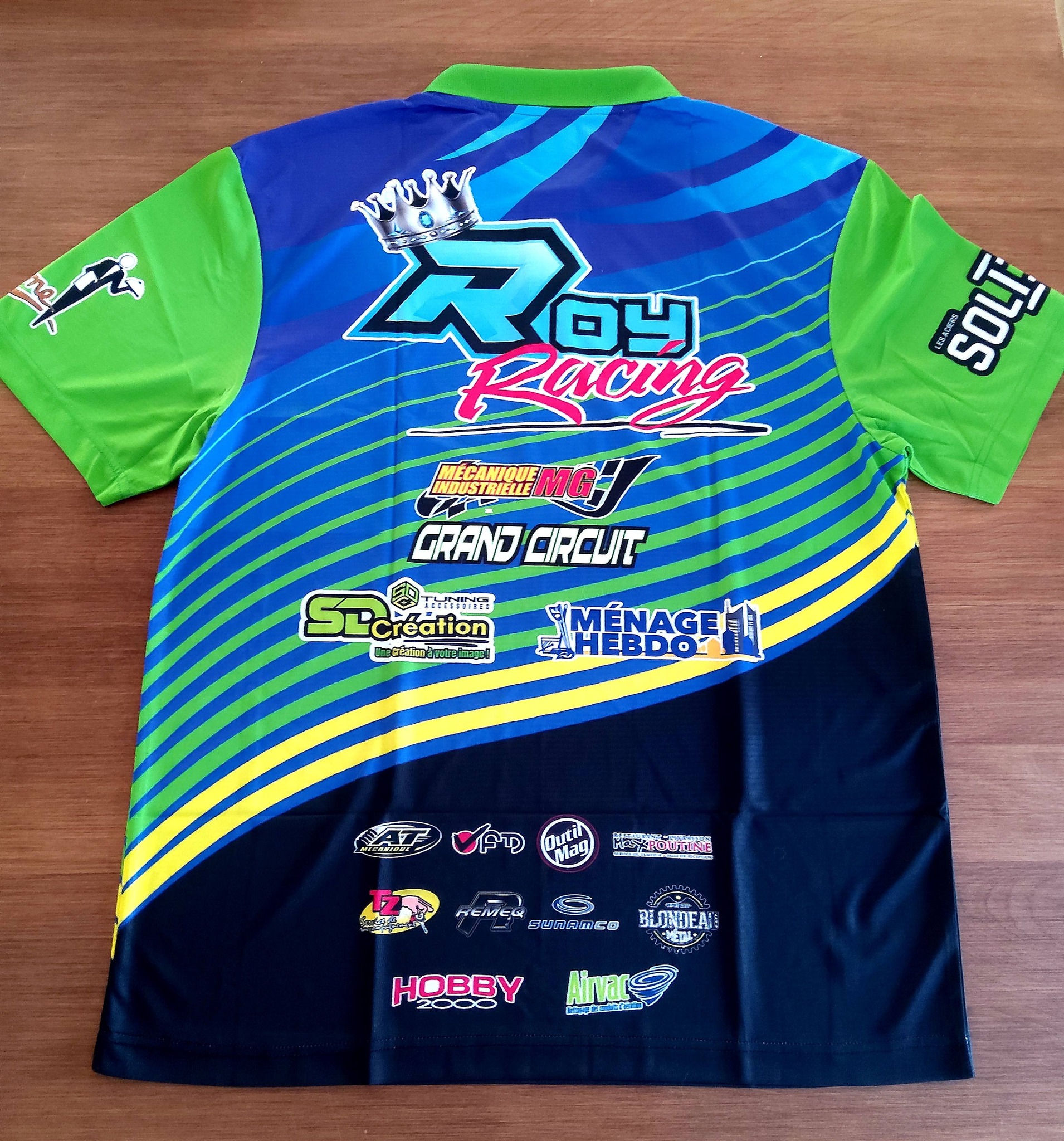 Impression personnalisation de polo, t-shirts, hoodies, vêtements et ensemble sportif. Fait par sublimation pour une qualité et un fini durable.