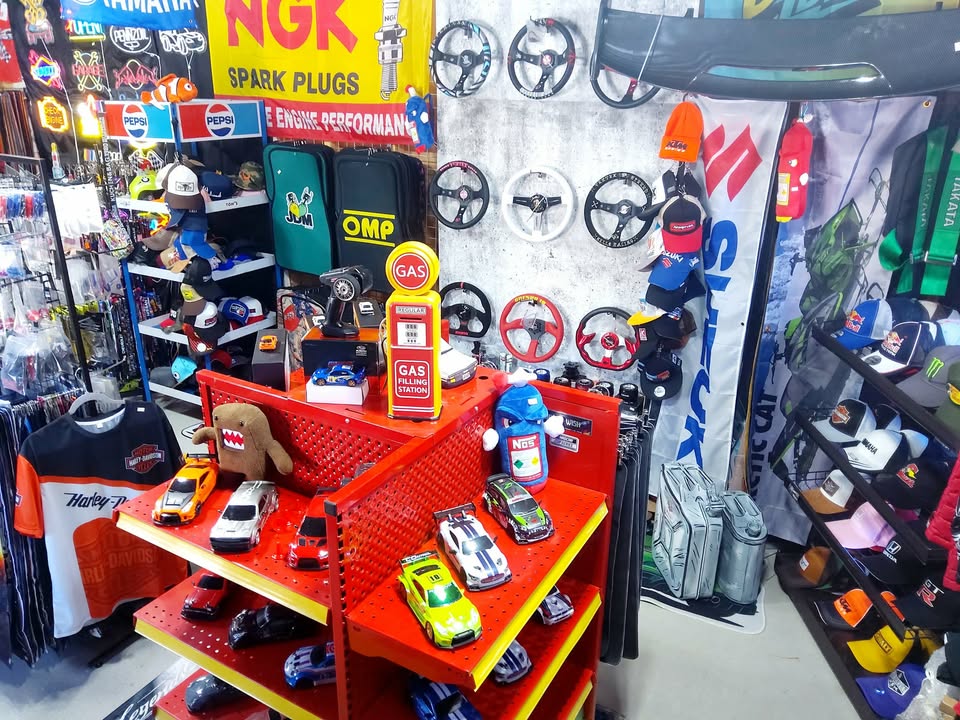 boutique d'accessoire tuning au Québec. Rc, Volant, casquettes, vêtements, bannières, tapis, décoration.
