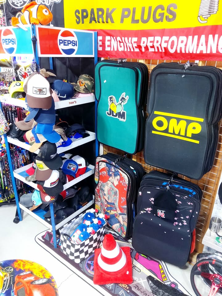 Peluche et porte-clés en lien avec la course automobile.